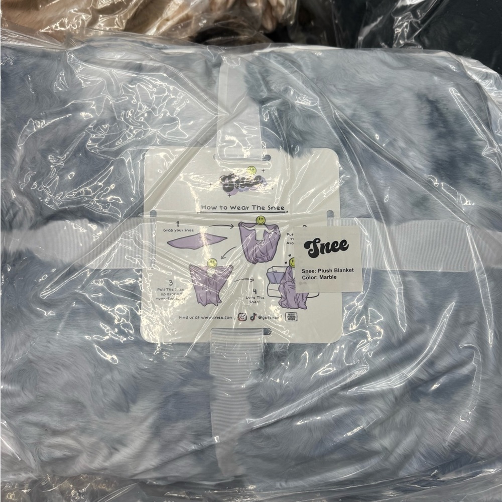 Viral Snee Cloud Luxe wearable Blanket in marble